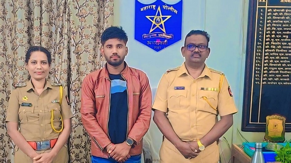 DMC - आपत्ती व्यवस्थापन पथक महाराष्ट्र राज्य संचालक तथा प्रमुख मार्गदर्शक प्रज्वल गावंडे यांनी अमरावती पोलिस स्टेशन ला भेटून DMC पथकाबद्दल माहीती दिली लवकरात लवकर हे पथक अमरावती मध्ये चालु करण्यात येणार याबाबत माहित देण्यात आली.